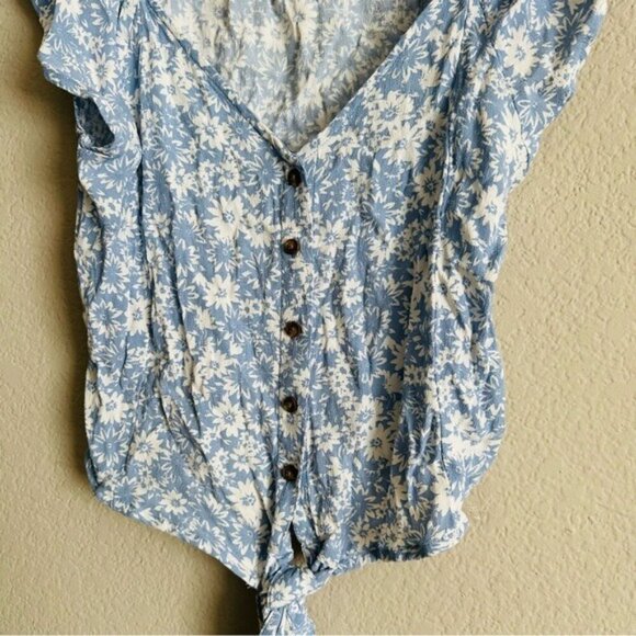 American Eagle Womens Blue Floral Crop Top Tie Front Flutter Sleeve Sz Medium - Picture 4 of 11